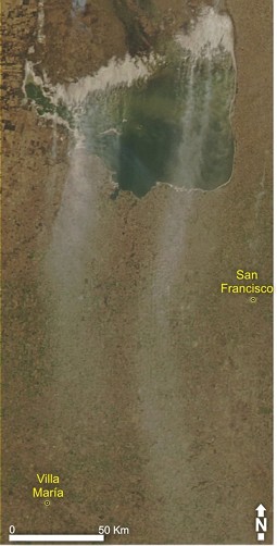  Satellitenaufnahme mit Salzstaubwolken über Mar Chiquita sowie den Städten San Francisco und Villa María. 