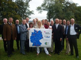  Die Gründungsmitglieder des Netzwerkes „Lebendige Seen Deutschland" mit den beiden Schirmherren Michaela Merten und Pierre Franckh. 
