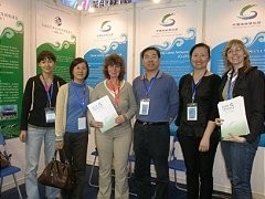 Gruppenfoto mit Urkunden bei der Gründung des Living Lakes-Netzwerks China 