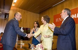  Der Umweltpreis der MAPFRE-Stiftung wird von Sofia, der spanischen Königin, überreicht. 