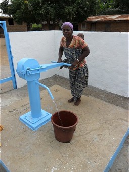  Trinkwasserpumpe in der Elfenbeinküste 