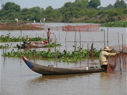  Fischerboote auf dem Tonle Sap See 
