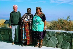  Gerhard Thielcke mit Credo Mutwa, einem spirituellen Führer der Zulu und dessen Frau. 