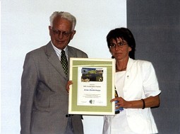  GNF Honorary President Prof. Dr. Gerhard Thielcke is awarding Anke Biedenkapp the Best Conservation Practice Award. 