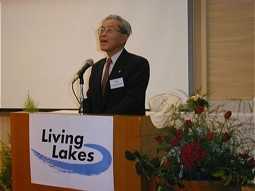  Kunimatsu-san, Gouverneur der Shiga Provinz, eröffnet die Konferenz in Japan. 