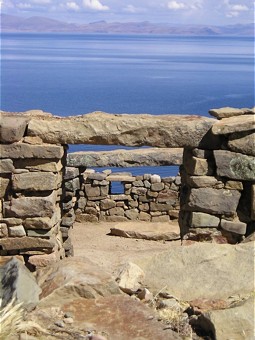  Ancient wall fragments at the Sun Island 