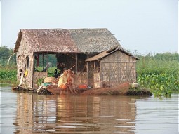  Schwimmendes Haus auf dem Tonle Sap See 