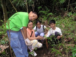  Baumpflanzaktion mit Kindern und Jugendlichen im Wassereinzugsgebiet der Sieben Kraterseen 