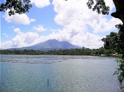  Sampaloc See mit Mount Cristobal im Hintergrund 