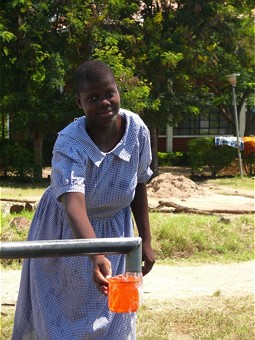  Sauberes Trinkwasser für Schulkinder 