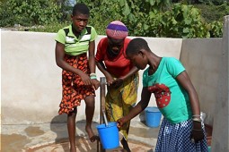  Frisches Trinkwasser aus dem Dorfbrunnen in Bongokro, Elfenbeinküste 