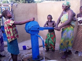  Wasser Marsch - neue Grundwasserpumpe in Ndrikko, Elfenbeinküste 