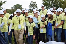  Teiji Koge, Präsident SEKISUI Chemical Co., Ltd., mit Teilnehmern beim Einpflanzen von Weiden-Stecklingen 