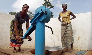  Das Dorf Dantomba an der Elfenbeinküste ist einer der Orte, dessen Bewohner*innen von Trinkbecher für Trinkwasser profitieren. 