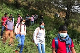  Studenten auf einem Rundgang durch Waldgebiete in den Bergen von Guerrero in Mexiko | GlobalNatureFund 