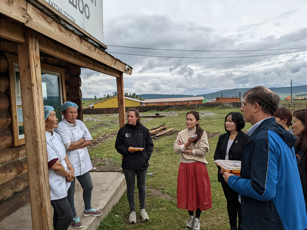  GNF-Mitarbeiterin Alena Hayer (Mitte) im Gespräch mit einer Frauen-Initiative am Hovsgol-See 